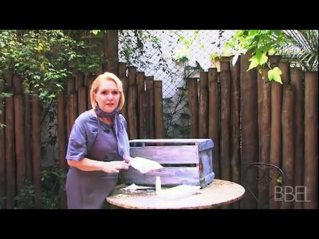 Aprenda a transformar uma caixa de madeira em prateleira