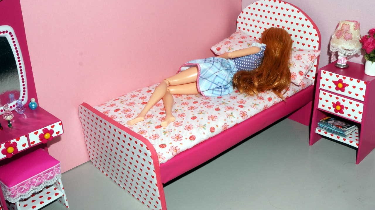 Como fazer cama de papelão para bonecas Barbie e outras *sem cola quente*