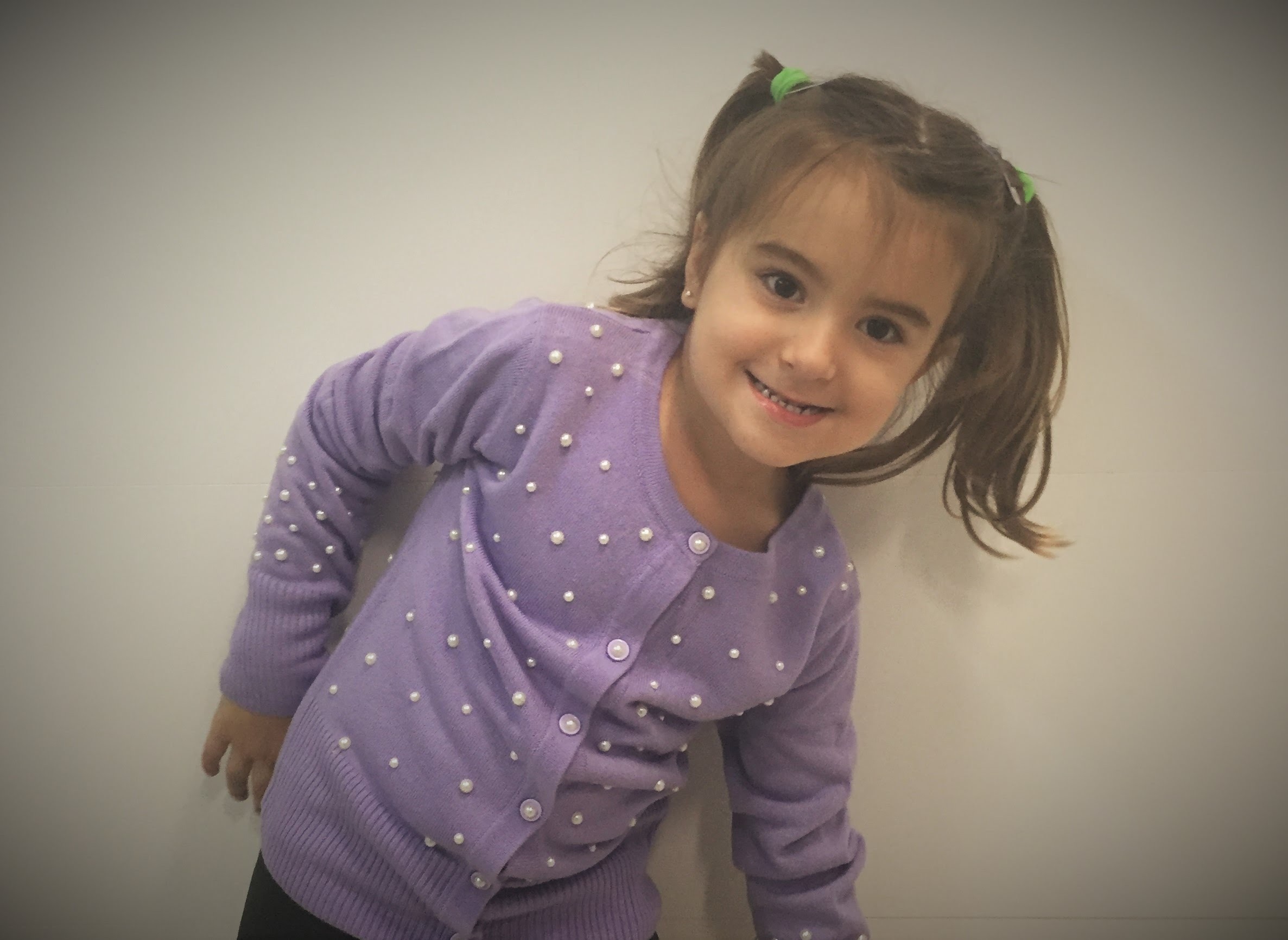 Mamãe Customizando o Casaquinho com Pérolas - DIY by mom