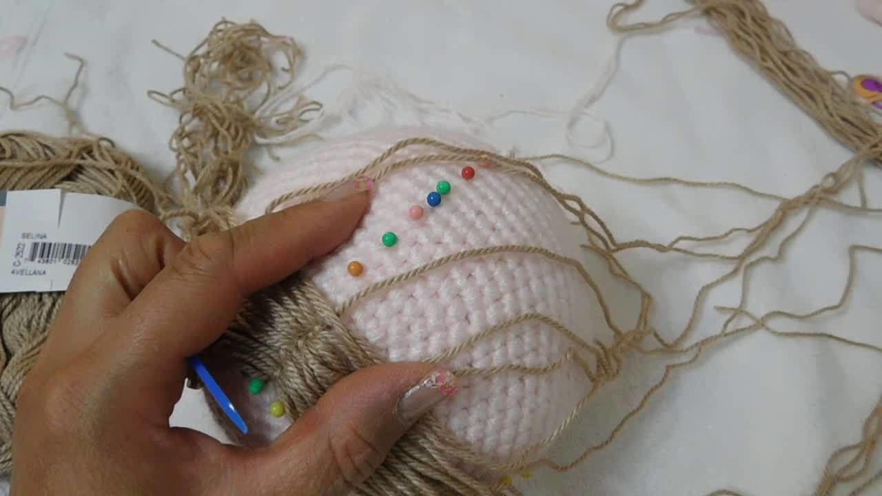 Muñeca amigurumi como colocar pelo lacio (video 4)