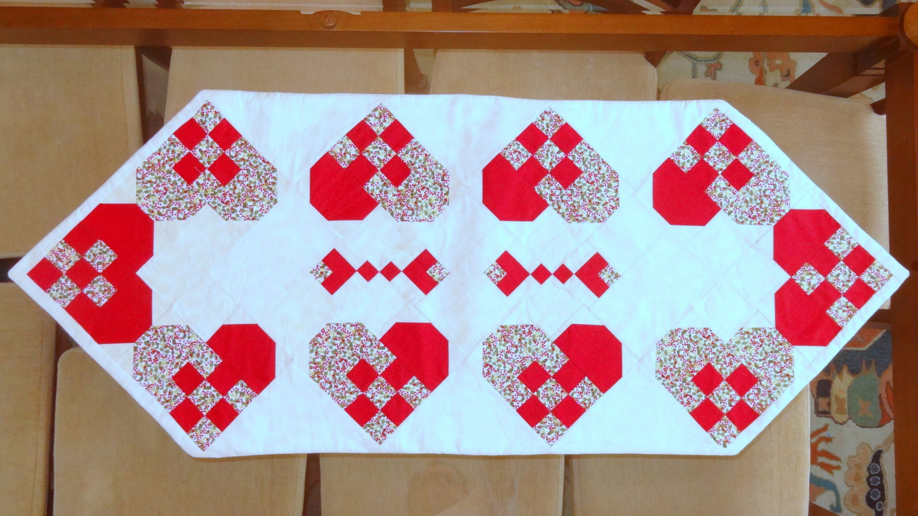 Caminho.trilho de mesa em patchwork Corações - Patchwork Maria Adna - Técnica patchwork nine patch