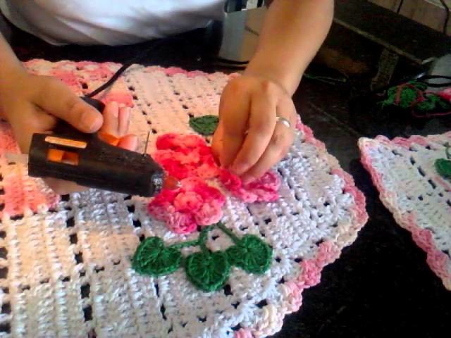 Dicas para aplicar flores em tapete croche.