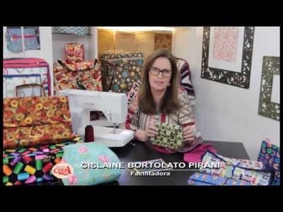 A facilitadora Gislaine Bortolato Pirani ensina uma bolsinha em patchwork com três divisórias.