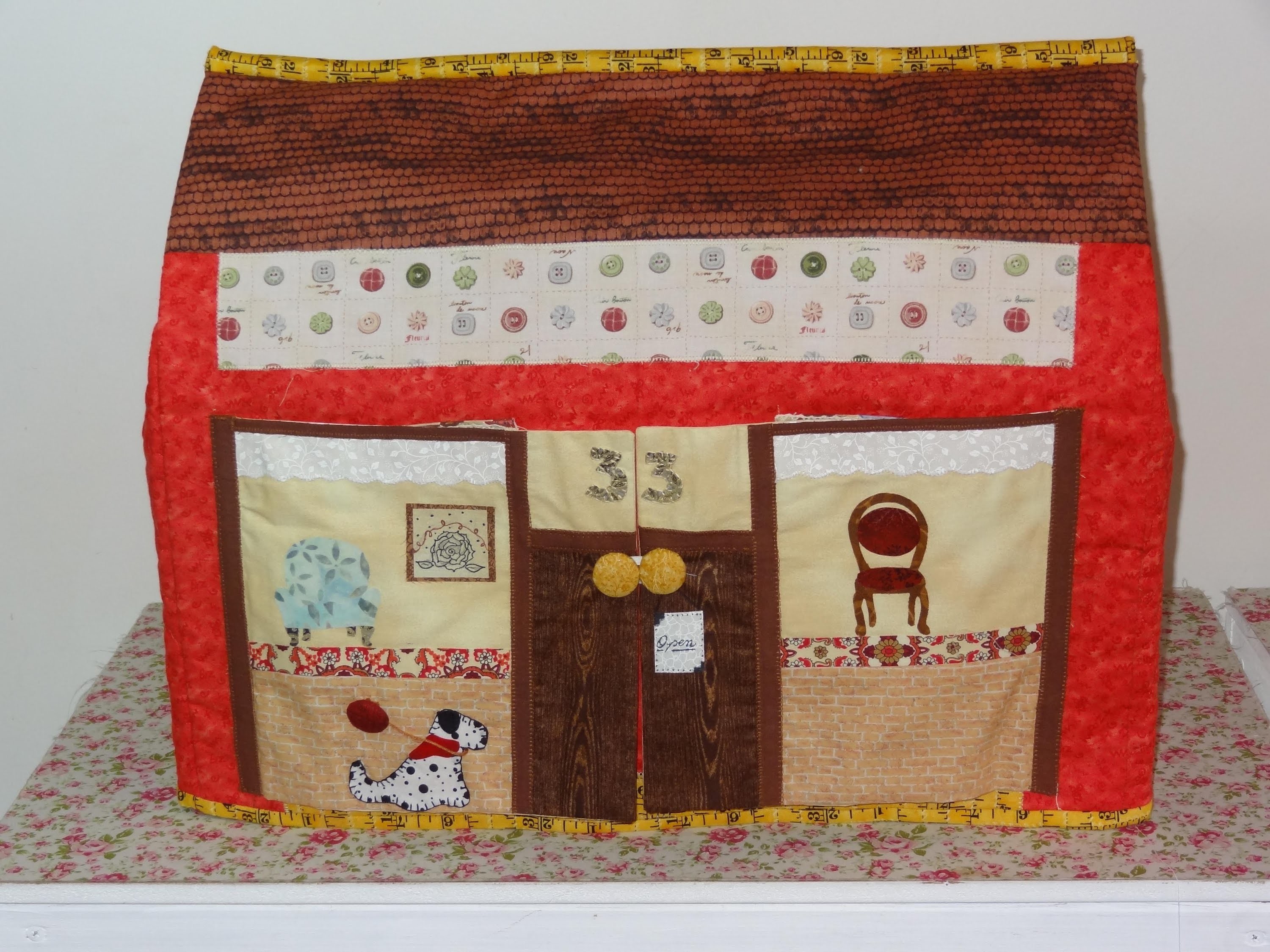 Capa para  máquina de costura em patchwork e apliquê A casinha - Maria Adna Ateliê - Patchwork