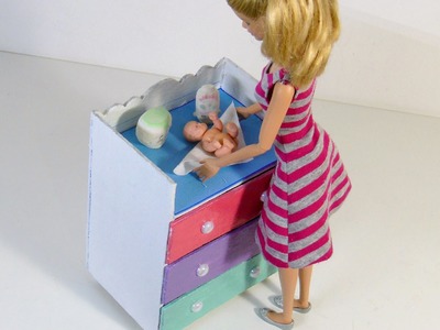 Cômoda com Trocador para Bebê da Barbie DIY (papelão)