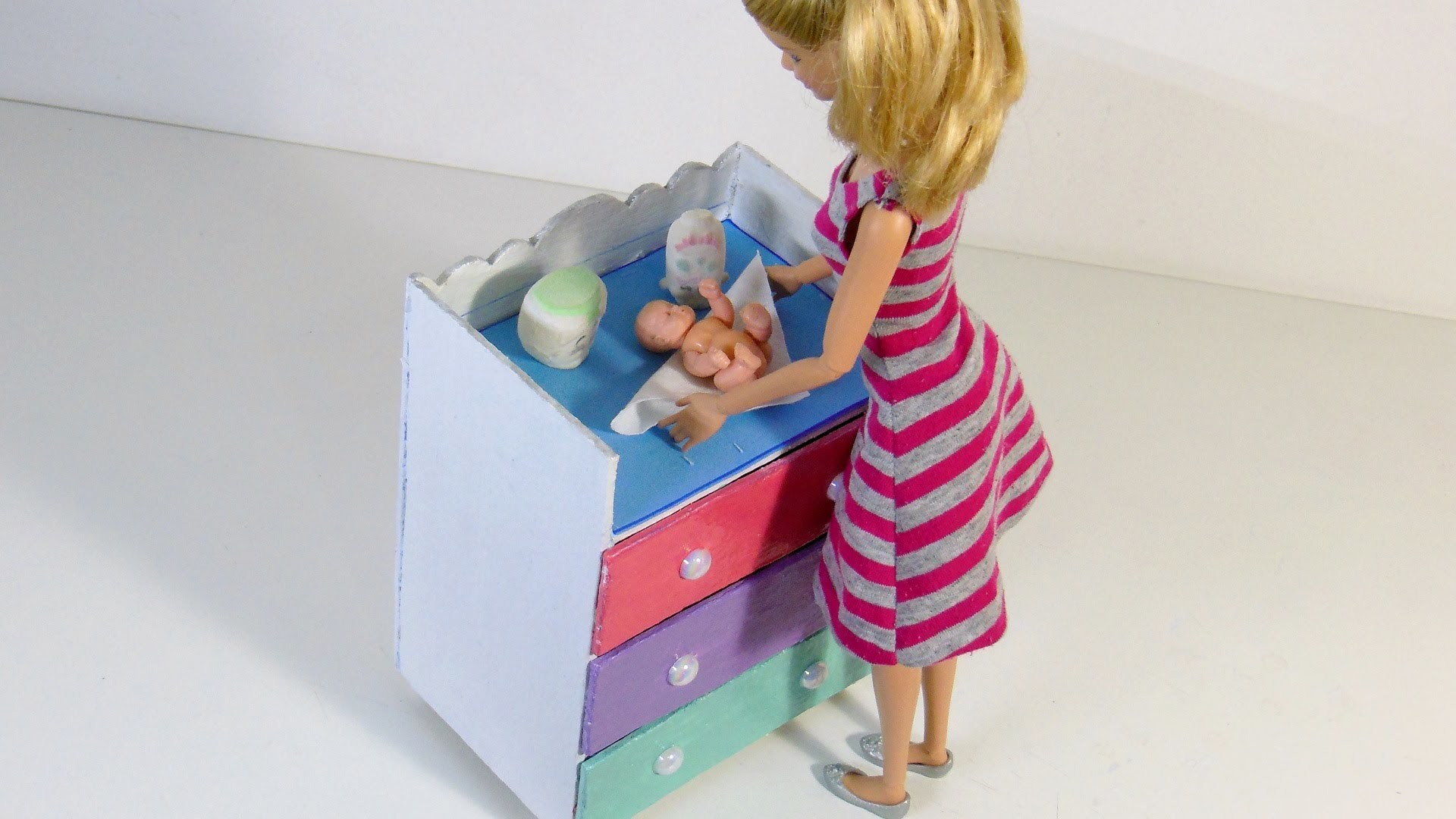 Cômoda com Trocador para Bebê da Barbie DIY (papelão)