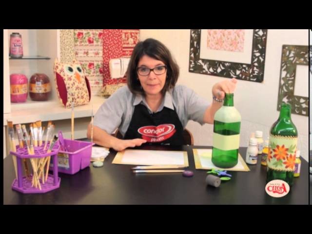 Denise Emery ensina pintar uma garrafa com pincéis da Condor.