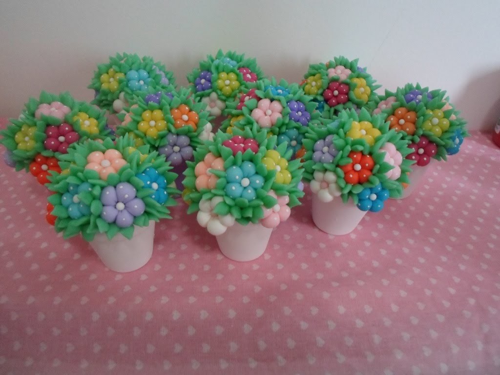 Vasinhos floridos em biscuit