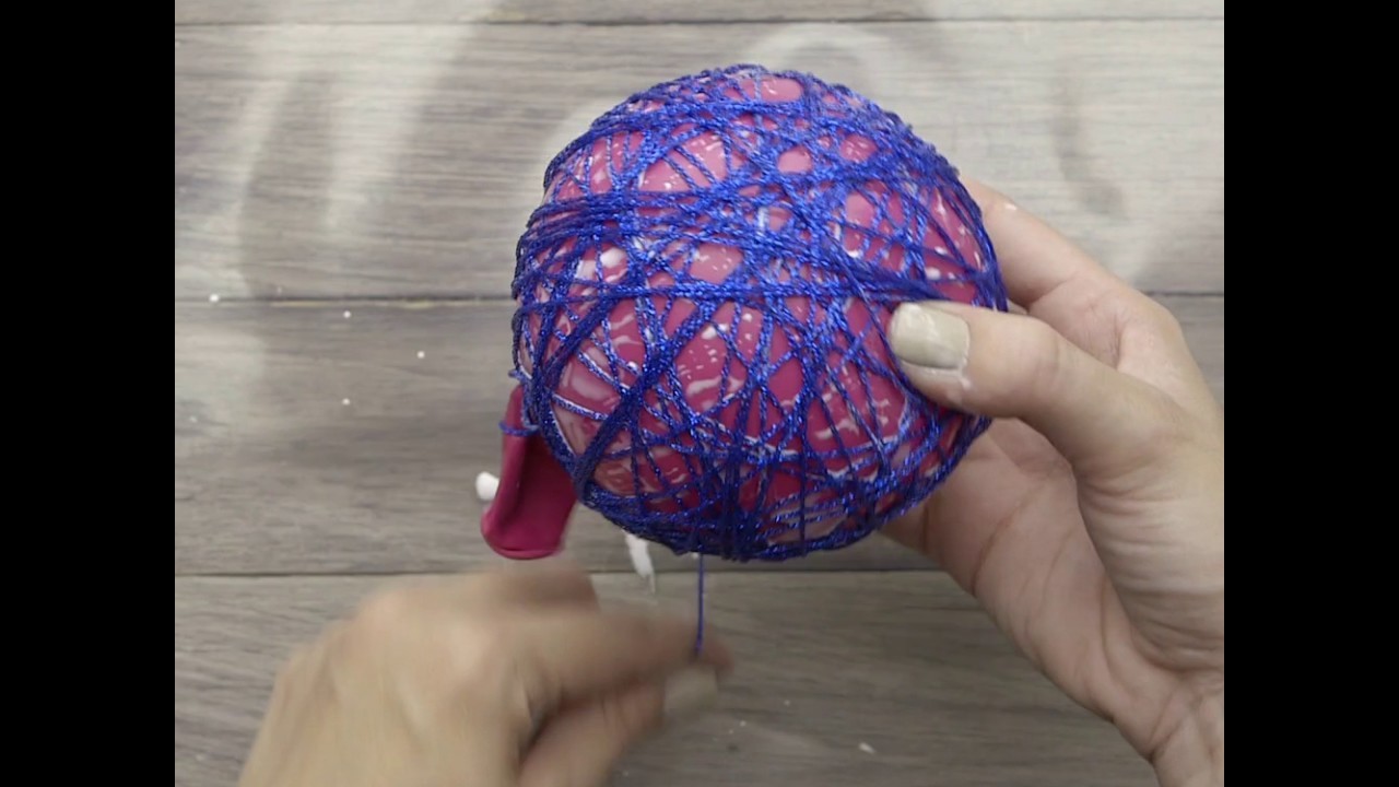 Bolinhas para árvore de Natal com barbante. #DIY #VixDiy