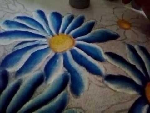 Como pintar uma flor azul em pano de prato