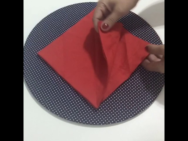 Diy: como fazer uma dobradura de árvore de natal com guardanapo super fácil e rapido????