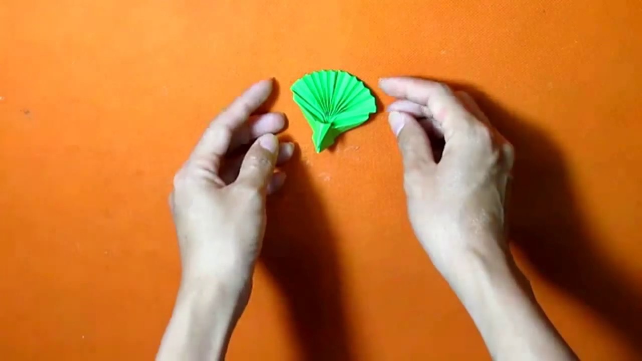 Como fazer um origami de pavão.
