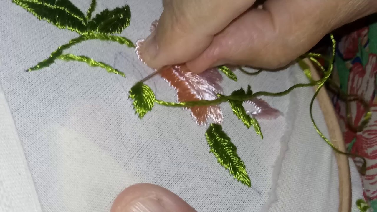????Bordado a mão. Fazendo rosa de seda bordando folha ponto pena????