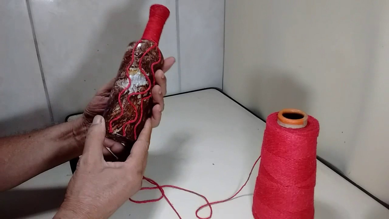 Garrafa marmorizada com cordão vermelho