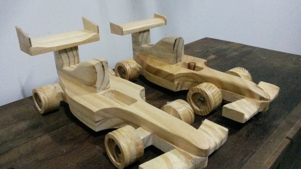 Carrinho de corrida feito em madeira.