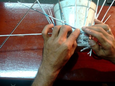 Como fazer .acabamento em corda em peças feitas com jornal- Zé Paulo- 27