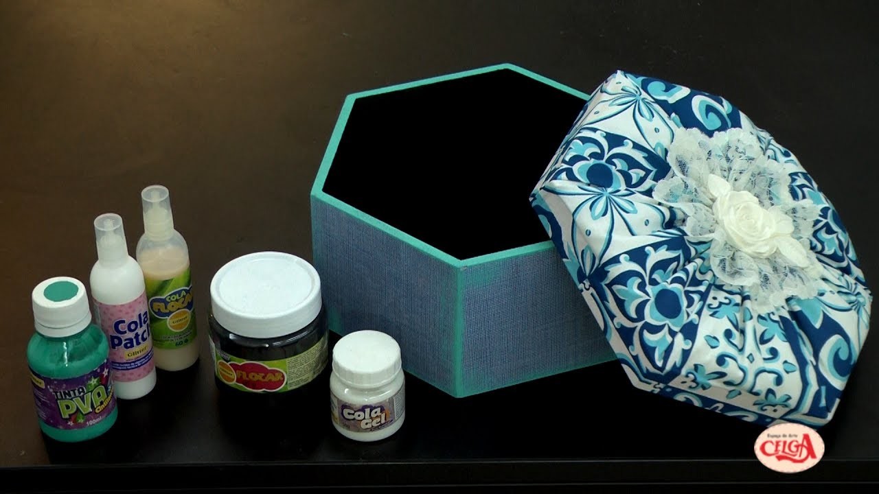 Alciana Rossi ensina a fazer caixa com forração em tecido e decoupagem.