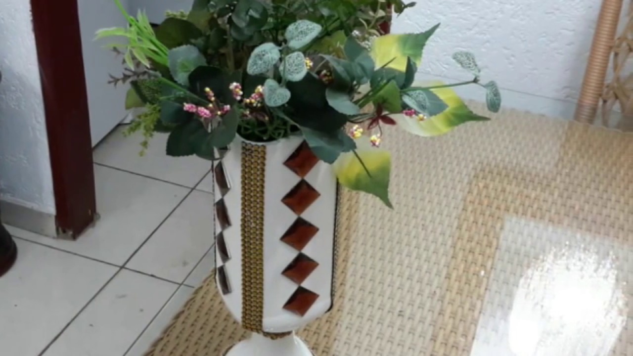 GARRAFA CORTADA E DECORADA -VAMOS RECICLAR