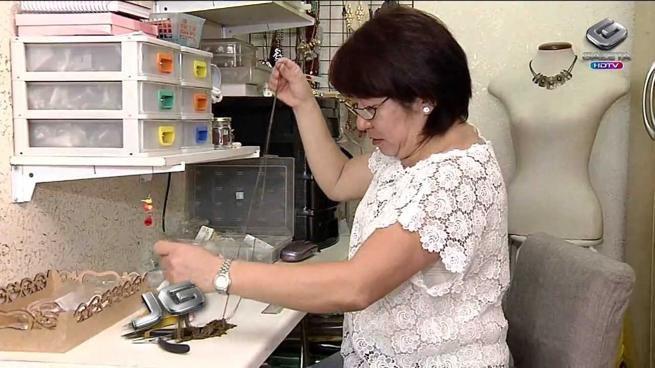 Uma loja de bijuteria sobre uma bicicleta
