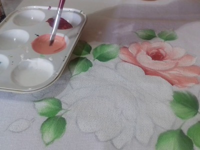 Aprenda pintar rosa branca, rosa virada, folhas e fundo.