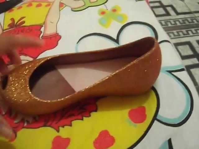 Apertar sapato, sapatilha folgada que fica saindo do pé