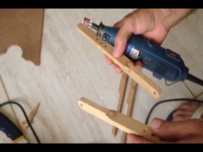 Utilizando micro retifica para dar acabamento em peças de artesanato de madeira