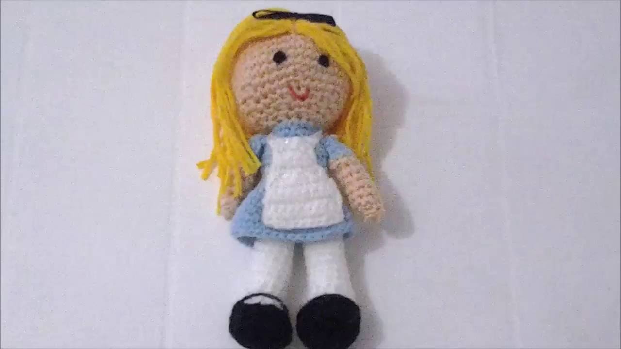 Boneca Amigurumi Alice em crochê