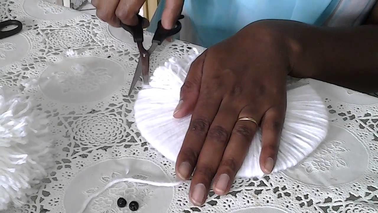 Coelhinho feito com pompom