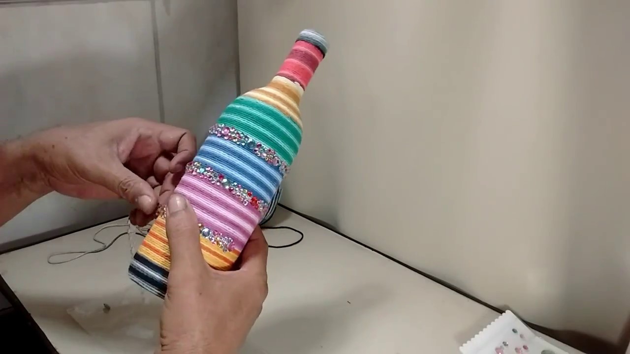 Garrafa colorida com cordão crochê