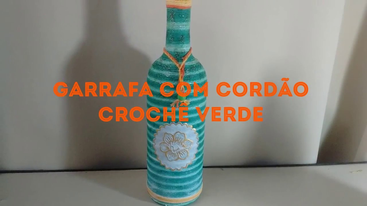 Garrafa com cordão crochê verde