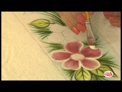 Lucimar madeira ensina pintar rosas com botões em toalha de lavabo.
