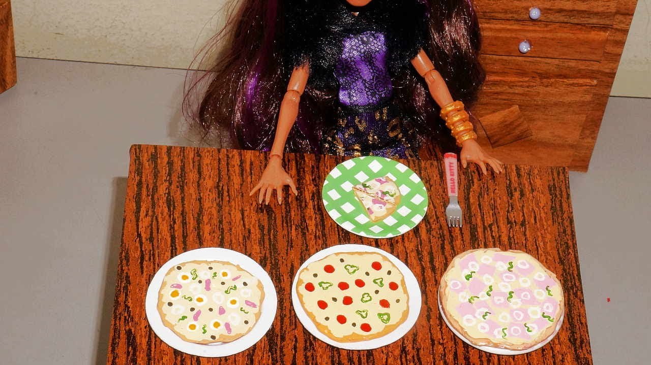 Como fazer pizza (de cola quente) para boneca Monster High, Barbie, etc