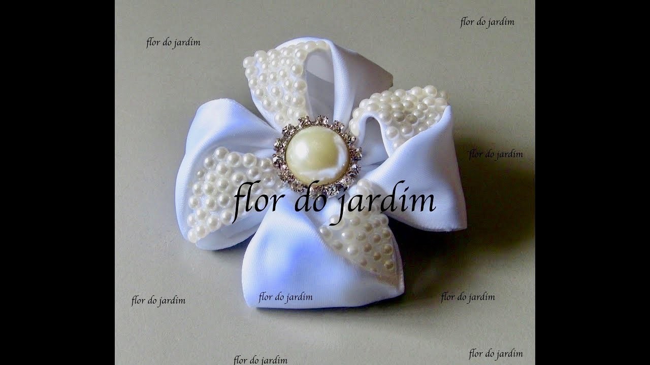 Flor celeste com fita de cetim e meia perolas - Flower with satin ribbon
