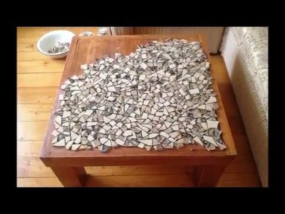 Mesa com azulejos partidos