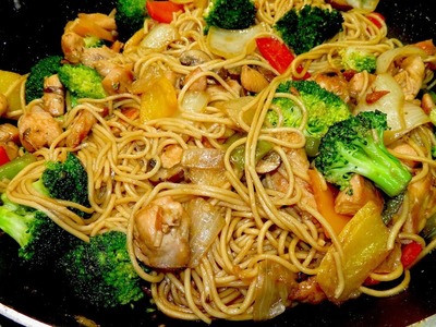 Chow Mein con pollo y brocoli. Comida China