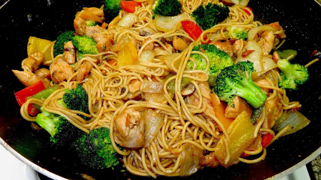 Chow Mein con pollo y brocoli. Comida China