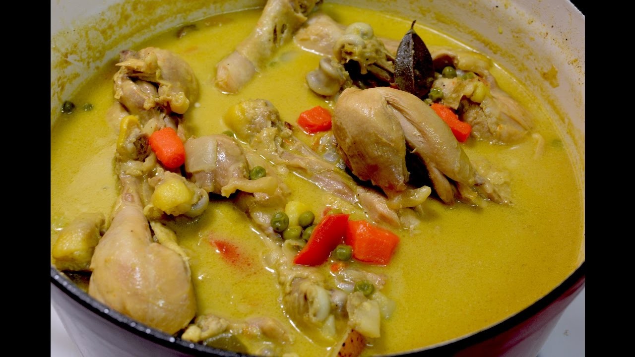 Pollo curry con leche de coco. Comida de la India.
