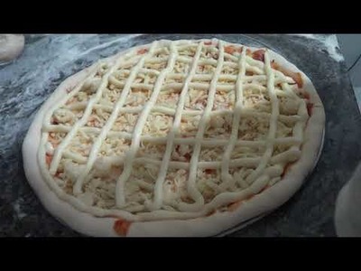 Montando pizza de camarão com borda recheada