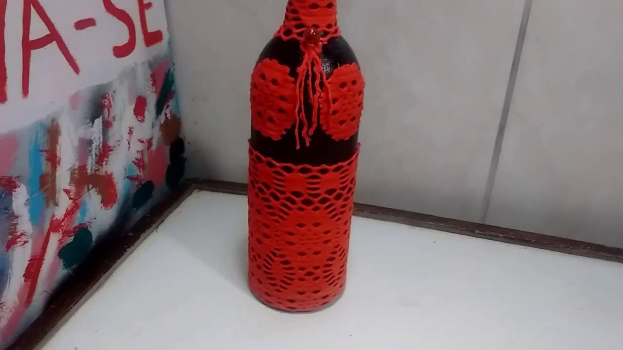 Garrafa preta com renda laranja
