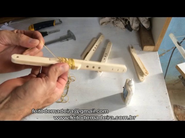 Utlizando elasticos durante o processo de colagem de madeiras artesanato