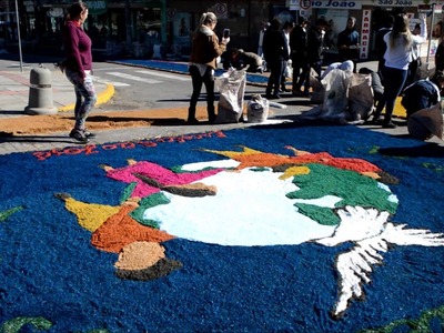 Voluntários finalizam os tapetes de Corpus Christi em Flores da Cunha