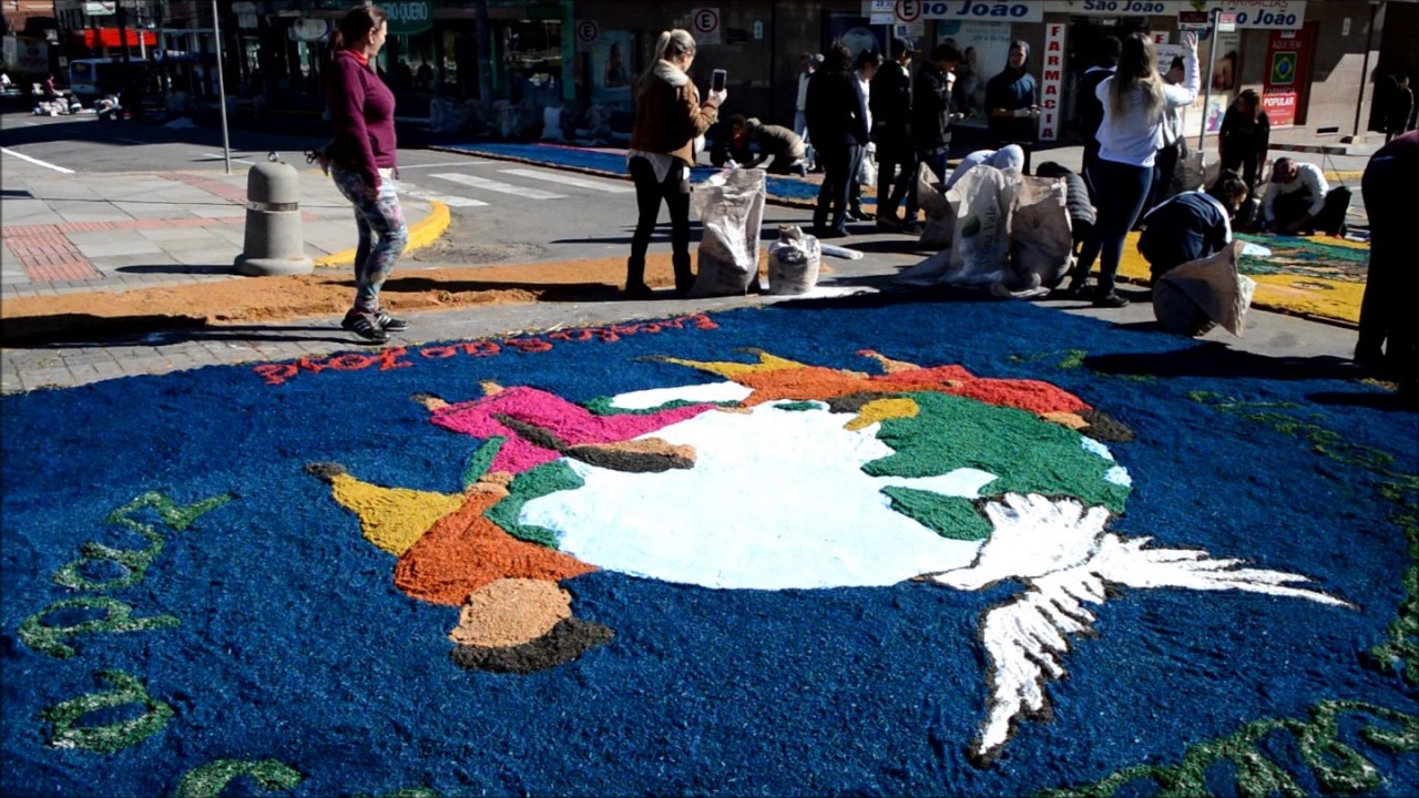 Voluntários finalizam os tapetes de Corpus Christi em Flores da Cunha