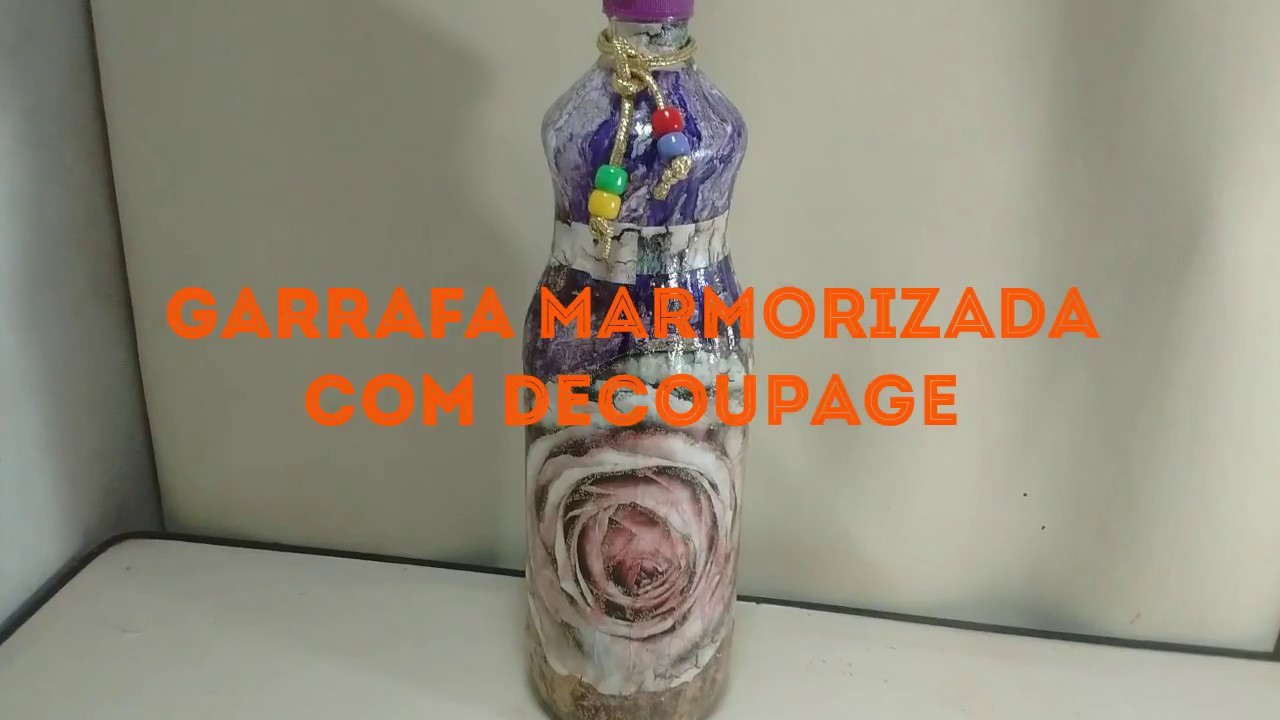 Garrafa marmorizada com decoupage