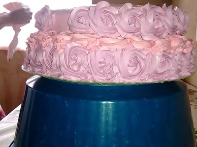 Decoração de bolo dois andares de rosas degradê.????
