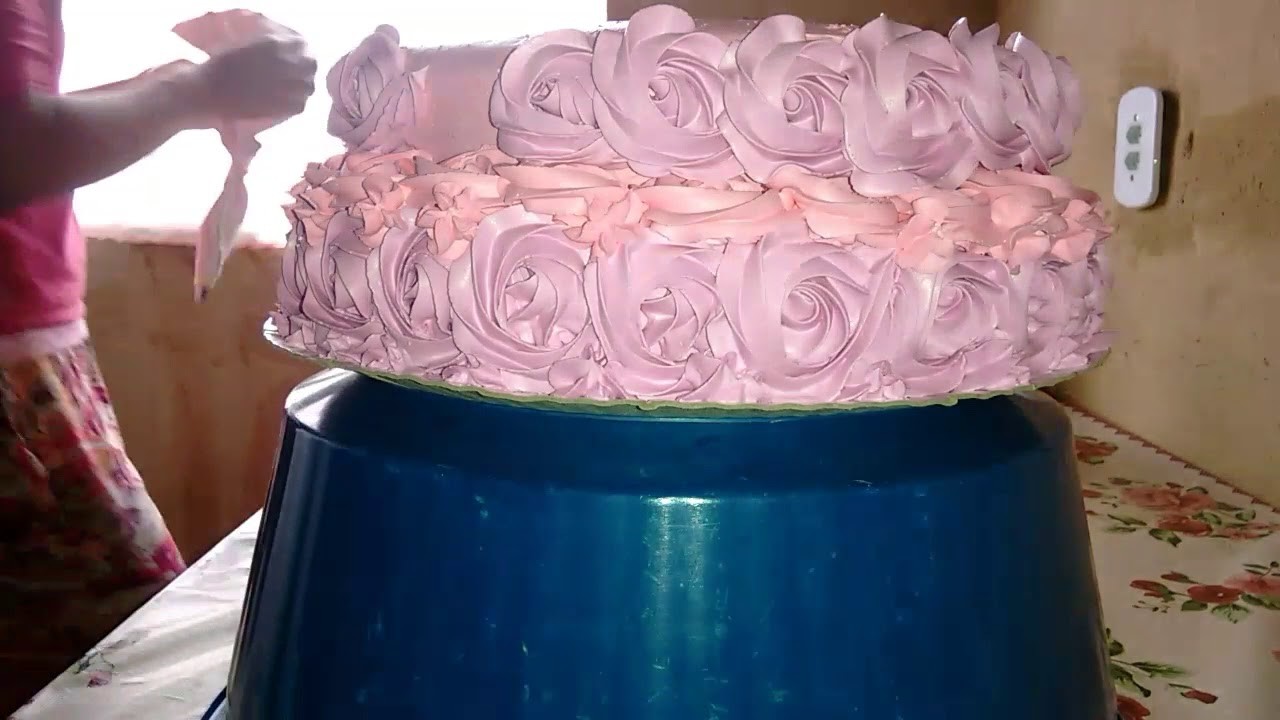Decoração de bolo dois andares de rosas degradê.????