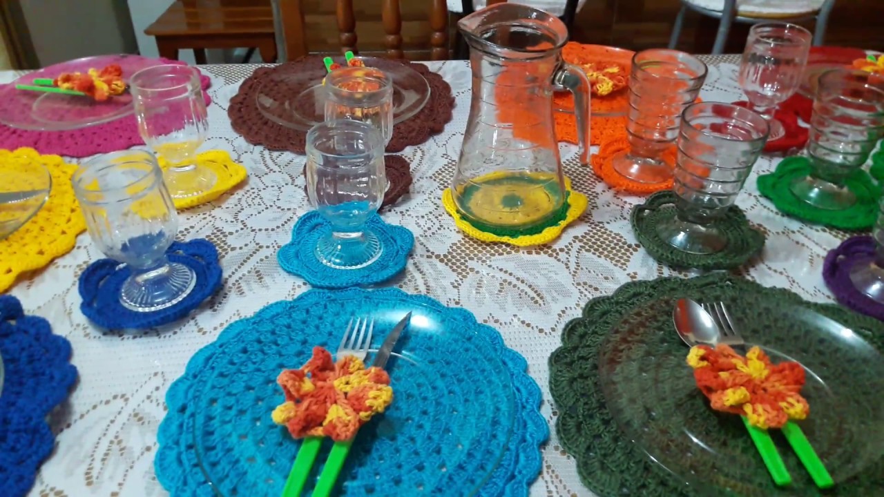 Decoração de mesa com jogos americanos de crochê