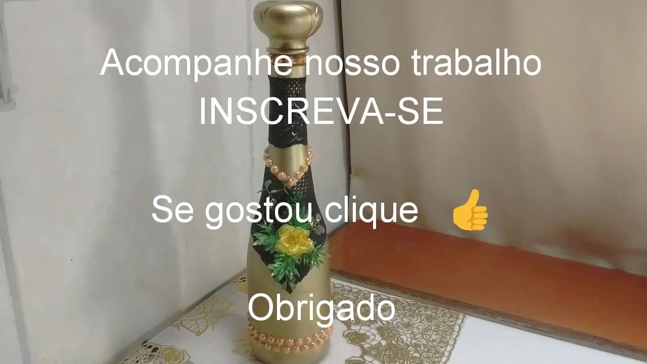 Garrafa dourada com renda preta