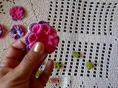 Como colar flores croche em tapete
