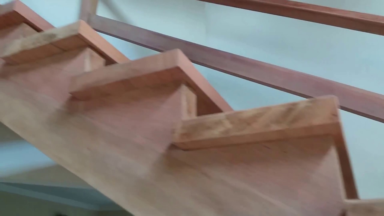 09 =montagem de uma escada de madeira com patamar