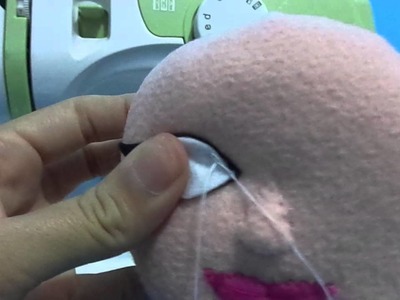 Como costurar o olho na boneca de feltro